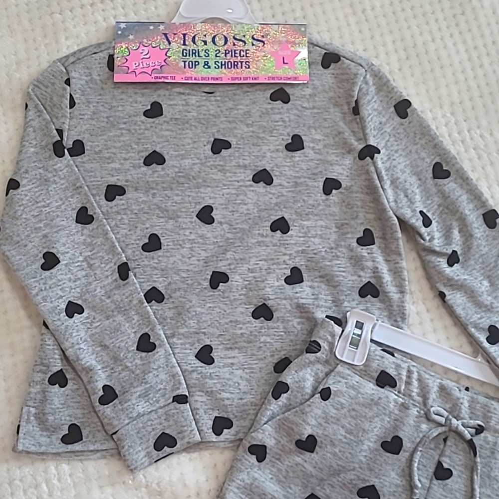 NEW! Viggos girl's 2 pc. top + shorts. Size L (10-12)